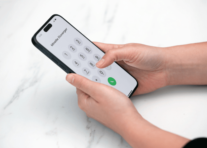 personne en train de contacter l'entreprise mireille duverger charpentier dans les landes